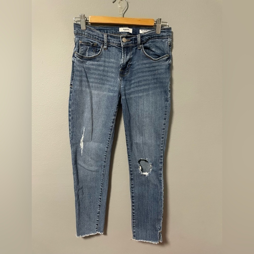 Kensie the effortless skinny crop distressed denim jean. Size 2/26